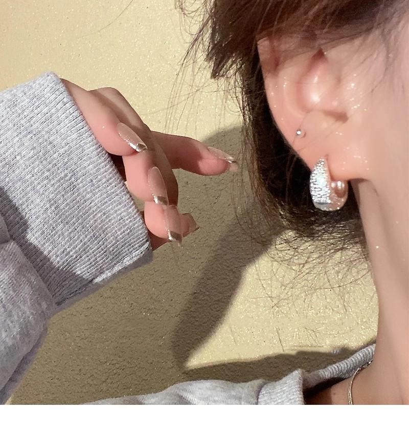 Product Introduction of Metal Minimalist Matte Hoop Earrings New High-end Stud Earrings Unique Temperament Ear Jewelry for Women 1