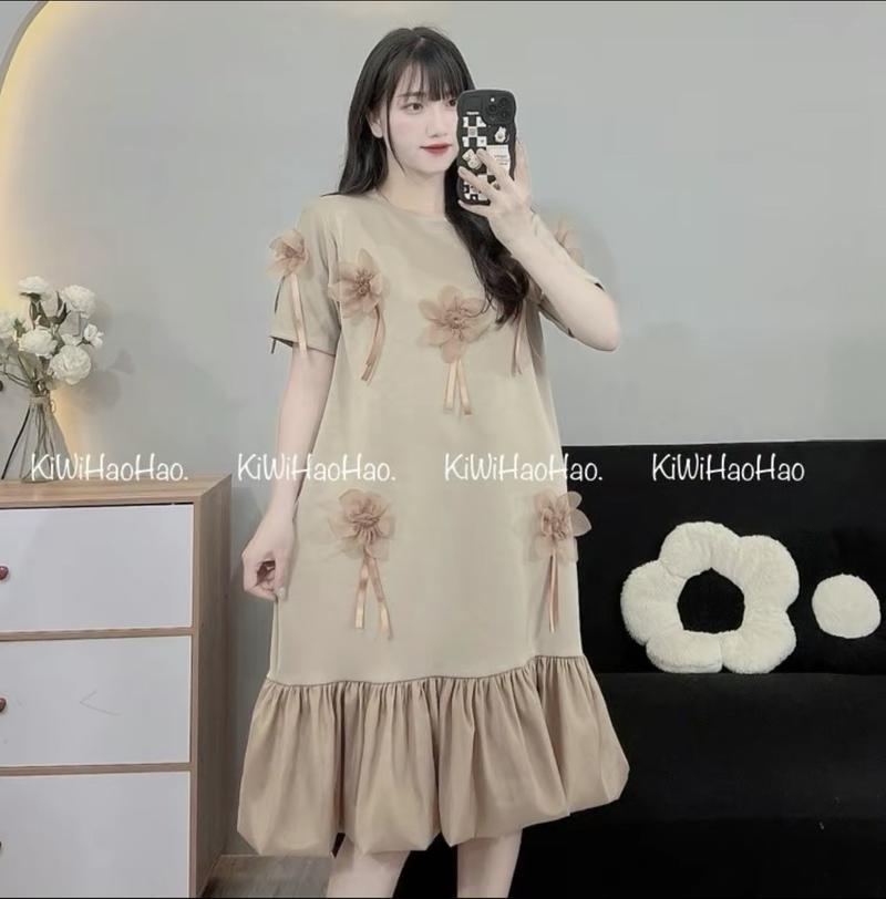 Product Introduction of Váy bầu Kết Hợp Sau Sinh (V102).  Chất umi Lạnh Thêu Hoa Nổi Cao Cấp  - Cổ Tròn Cộc Tay Dáng Babydoll Dài hơn- chân váy xoè -4 màu xinh xinh 4