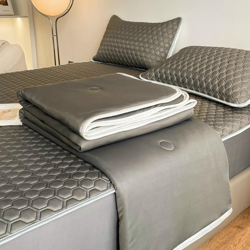 Chiếu điều hoà kèm chăn thun lạnh. Sét 4 món gồm: 2 vỏ gối đầu, 1 chiếu điều hoà bọc đệm, 1 chăn thun lạnh 2mx2m3