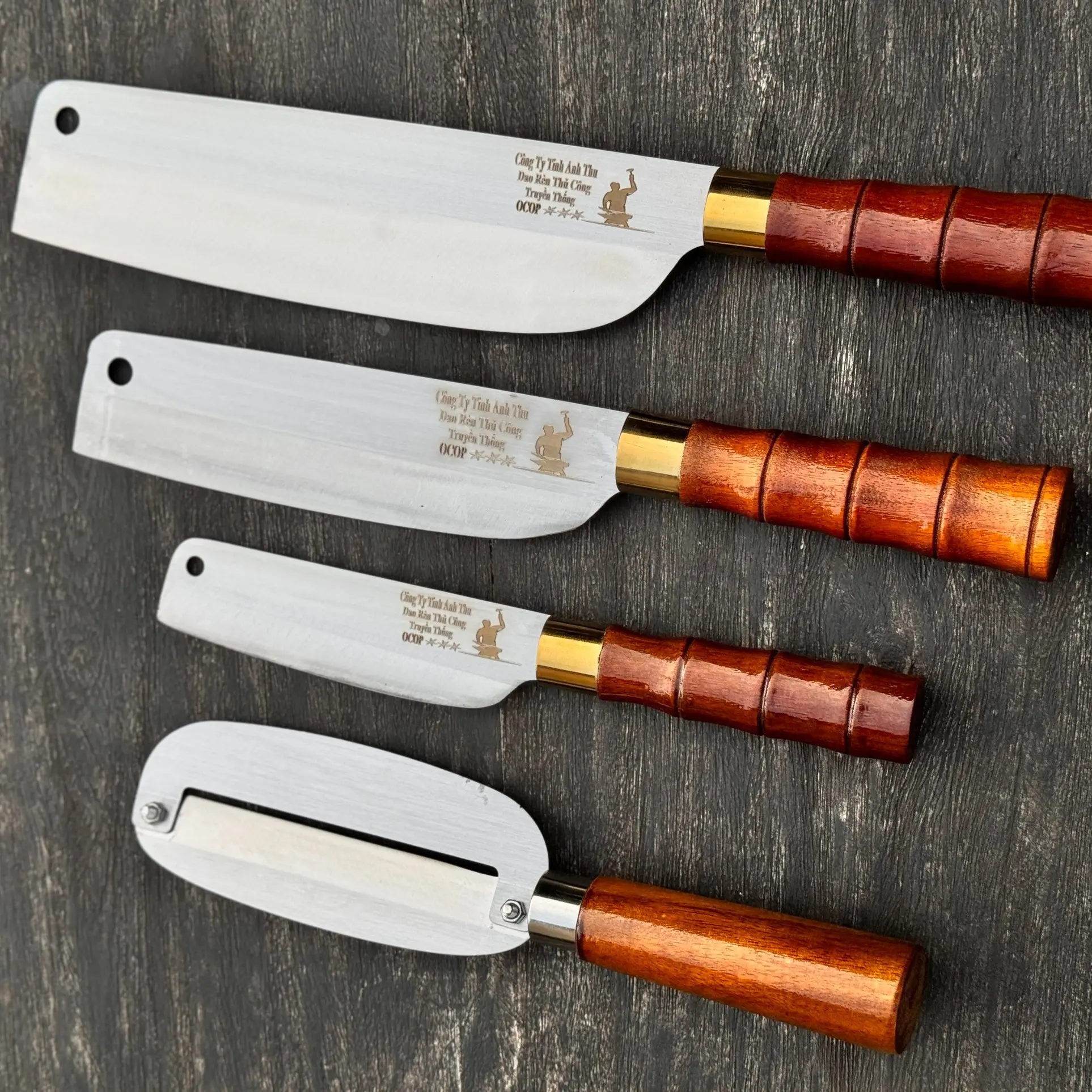 bộ 4 dao nhà bếp 3 dao thái to . thái  nhỏ , thái hoa quả + 1 bào rèn từ thép nhật kháng rỉ Độ cứng 55hrc bán bởi công ty tinh anh thu bảo hành 6 tháng