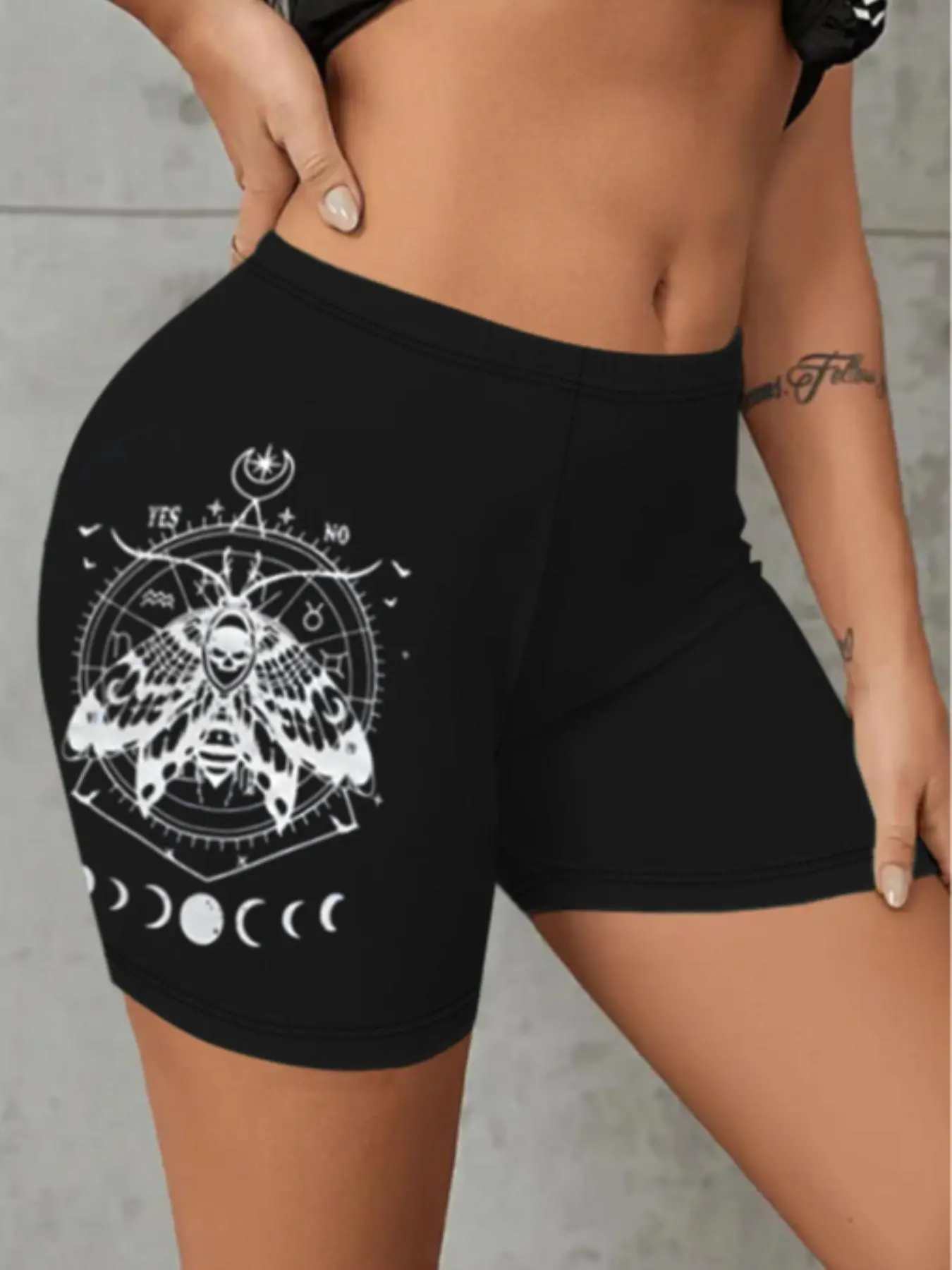 【Plus Size】 Moon Print Shorts, Casual Comfy Breathable Shorts for Daily Wear, Women's Bottoms for Summer