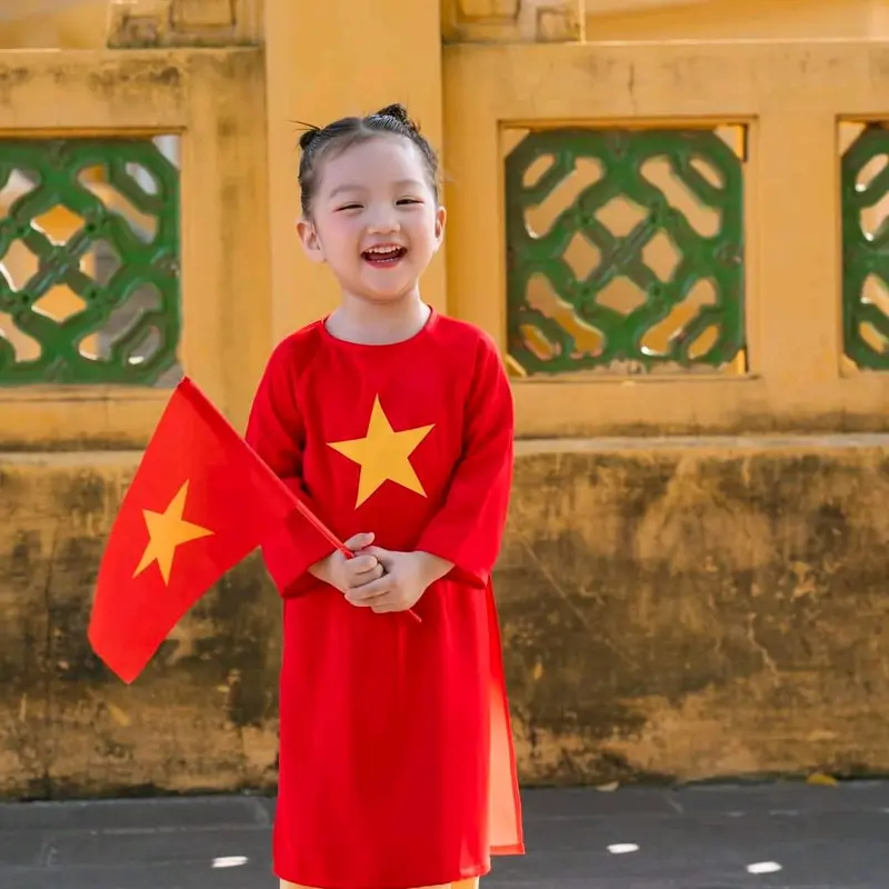 Áo dài Cờ Đỏ Sao Vàng Việt Nam dành cho bé gái chất liệu lụa tông đỏ tươi và vàng 1