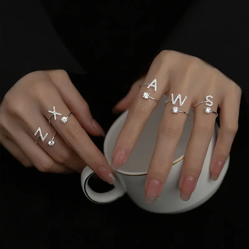 Cincin boleh laras dengan 26 huruf berkilat untuk wanita, A-Z awal fesyen baharu, cincin pembukaan abjad, hadiah pesona