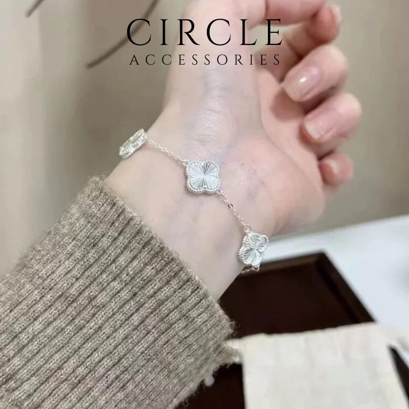 Lăc tay nữ hoa cỏ 4 lá titan mạ bạc mạ vàng 18K thời trang, vòng tay nữ hiện đại, phong cách, bền màu