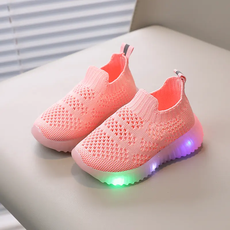 Anak-anak berusia 1-8 tahun slip pada lampu flash sneaker bernapas sepatu sepatu flyknit LED soft bottom non-slip 5