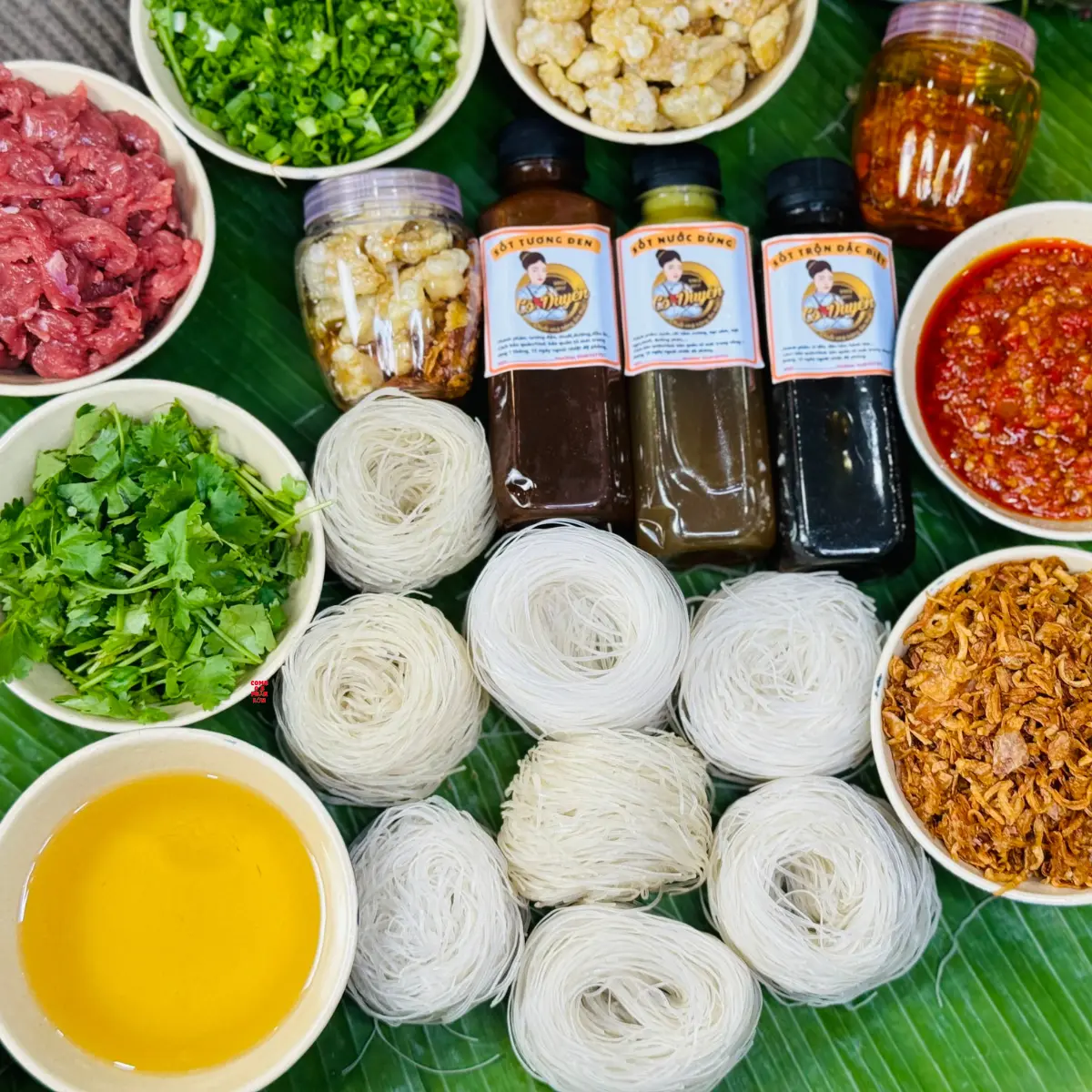 SÉT PHỞ  KHÔ ĐẶC SẢN GIA LAI ĐẦY ĐỦ [ SÉT  LỚN 8-12  NGƯỜI ĂN ]( 6 GIA VỊ ĐẦY ĐỦ) NƯỚC COST HẦM XƯƠNG, TƯƠNG ĐEN , ỚT XÀO, TÓP MỠ, XỐT ĐẶC BIỆT + 8 CUỘN  BÁNH PHỞ LỚN Nước Sốt Cay