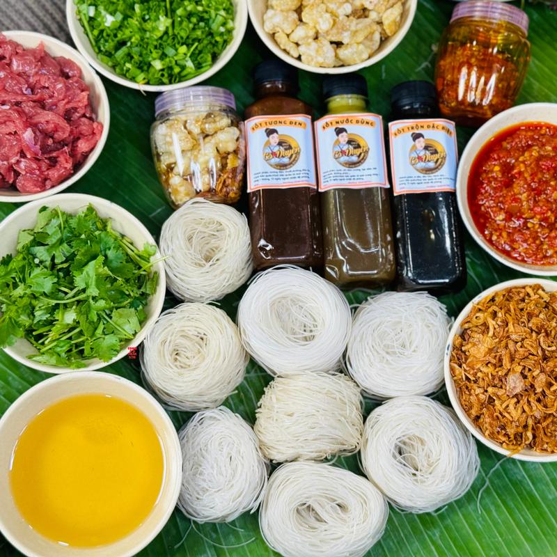 SÉT PHỞ KHÔ ĐẶC SẢN GIA LAI ĐẦY ĐỦ SÉT LỚN 8-12 NGƯỜI ĂN 6 GIA VỊ ĐẦY ĐỦ NƯỚC COST HẦM XƯƠNG TƯƠNG ĐEN ỚT XÀO TÓP MỠ XỐT ĐẶC BIỆT + 8 CUỘN BÁNH PHỞ LỚN Nước Sốt Cay