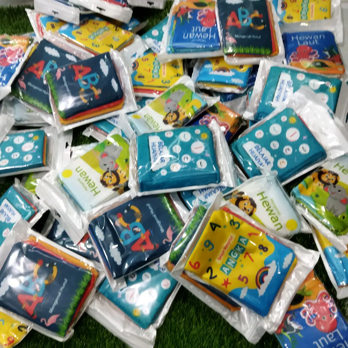Buku bayi bunyi kresek-kresek lembut bisa di cuci