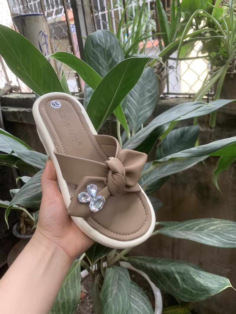 Product Introduction of Dép sandanl nữ hottrend  gắn nơ thỏ trẻ trung  da mềm (chân gày mỏng lùi size) 3
