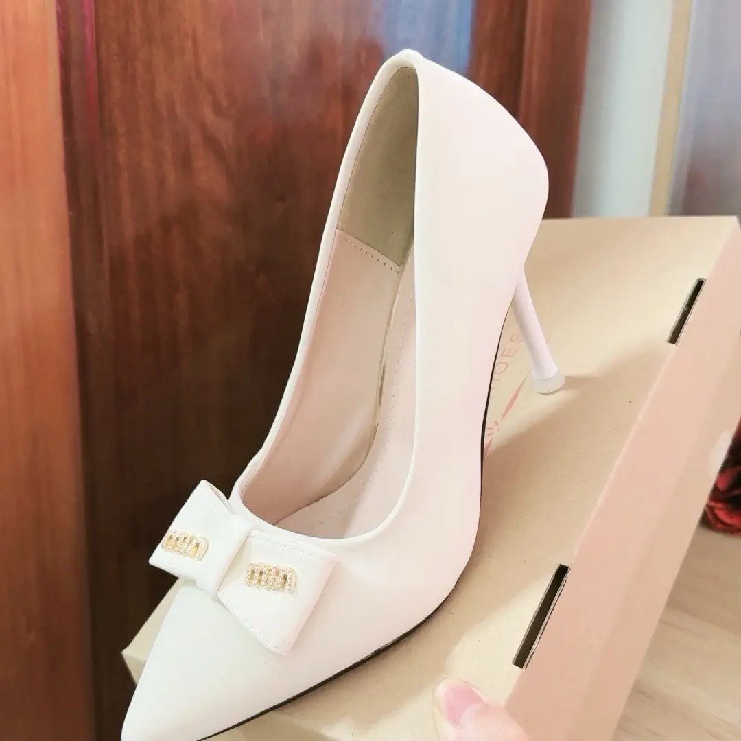 Giày cao gót bít mũi bít gót đính nơ ,2 màu trắng kem,đen chất tuyết nhung êm mịn ,gót 7-9cm Nữ Shoes
