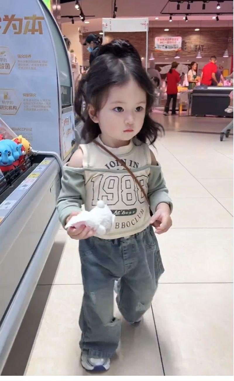 Product Introduction of Korean Children's Clothing Girls' Long Sleeve T-Shirt Spring Stylish Baby Girl Letter Fashion T-Shirt Children's Fake Two-Piece Top 3