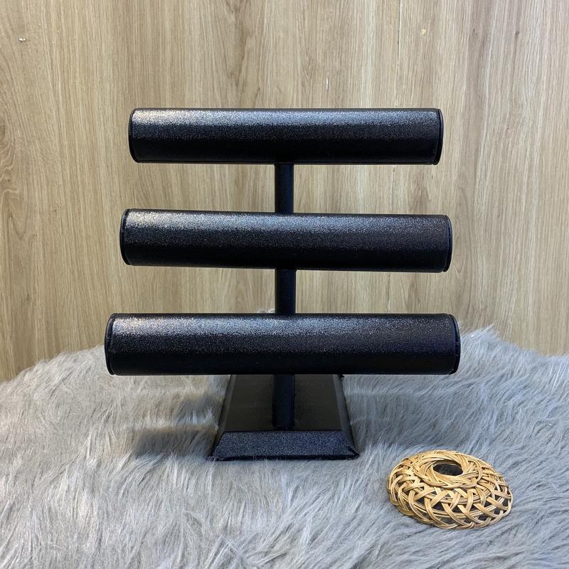 Trụ trưng bày 3 tầng trưng bày vòng tay chuỗi Đá phong thủy cao cấp có nhiều màu cho bạn lựa chọn