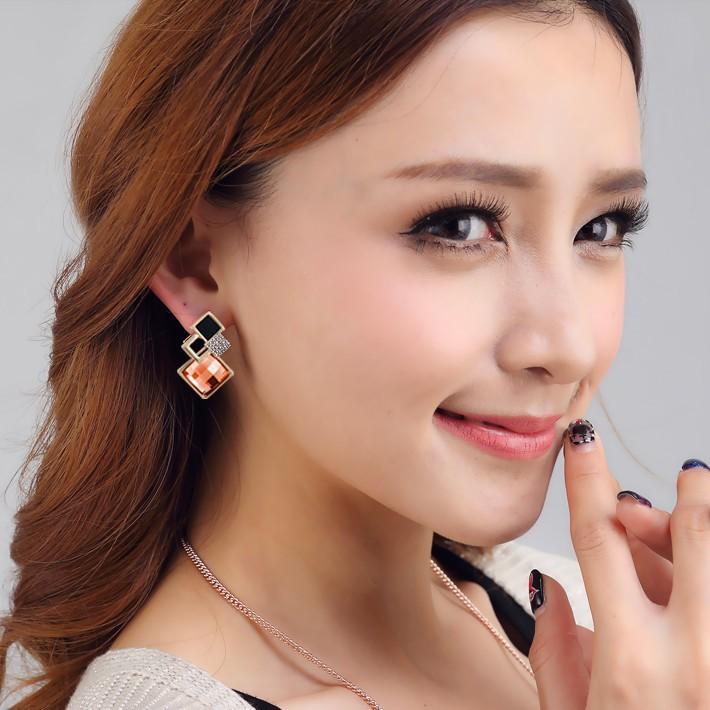 Product Introduction of Fashion Temperament Jewelry Set for Women, Classic European and American Geometric Square Crystal Acrylic 0