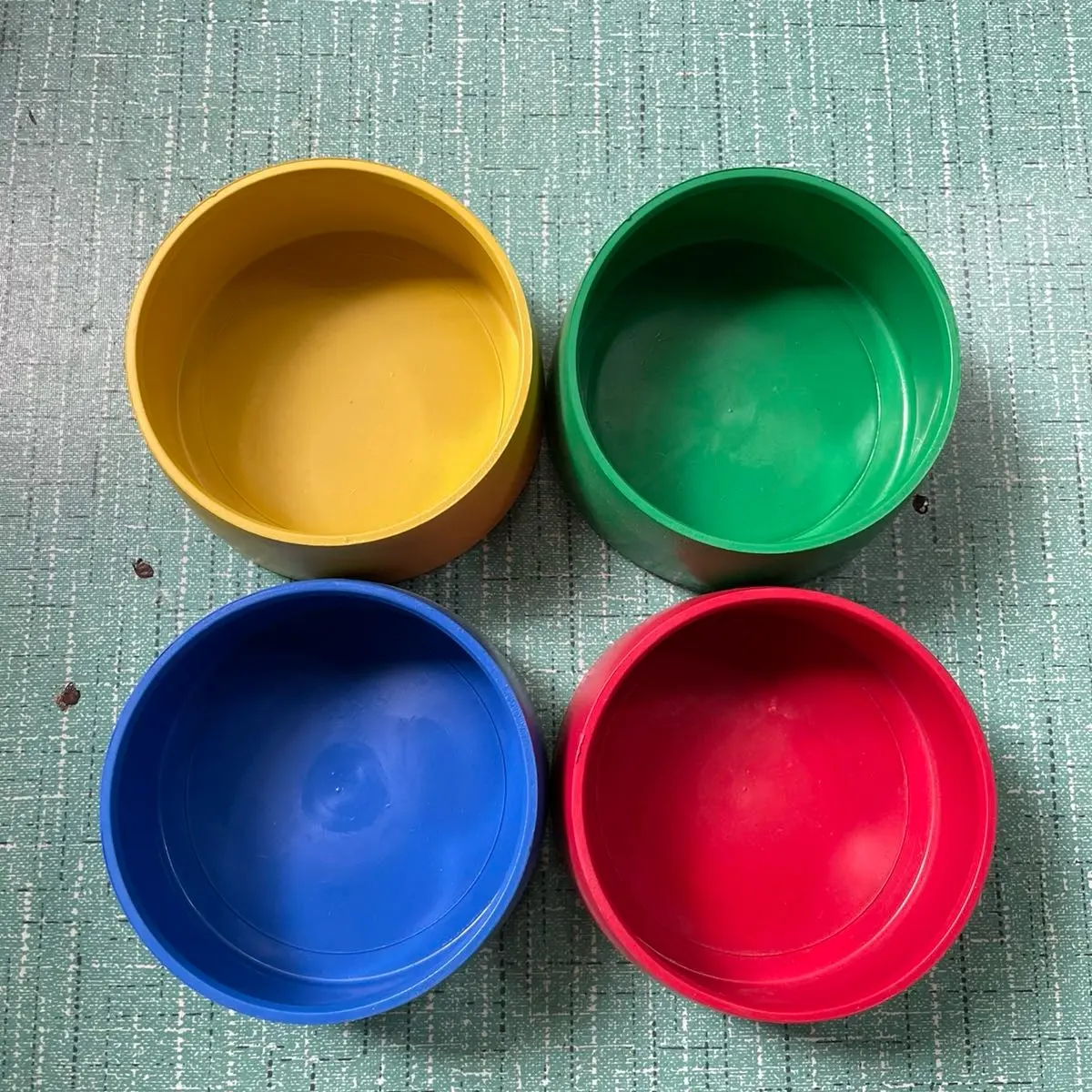 (FBM) Rubberized Chicken Bird Feeding Bowl FLAT SURFACE (4x2)