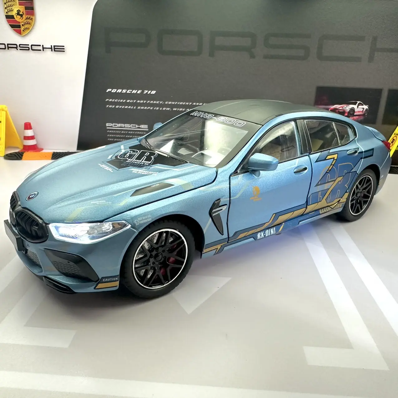 Mô hình xe BMW M8 tỉ lệ 1:24 bằng kim loại hãng chezhi
