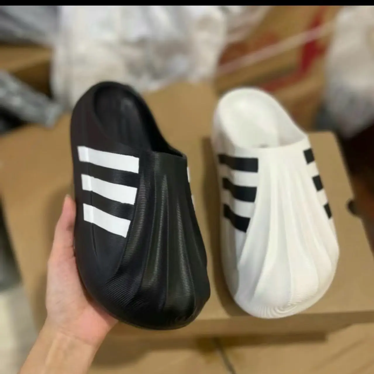 ( DÉP 3 SỌC NAM +NỮ Tặng Tất ) Dép Sục Adi siêu Đẹp trống nước êm ái unisex, chất liệu cao su thiên nhiên không mùi, (Chân Bụ tăng 1 size) DéP Slipper Đế Bằng