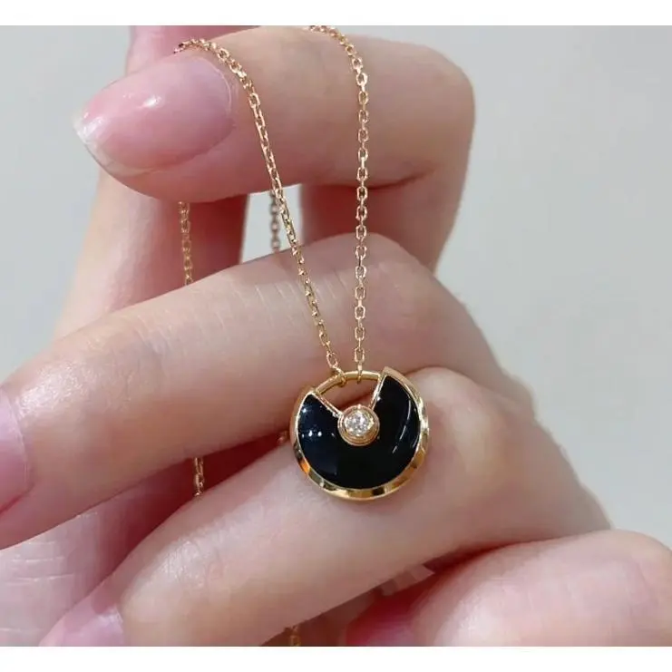 Kalung Liontin Bulat Hitam Elegan dengan Sentuhan