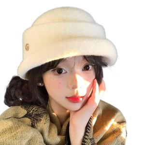 2025 สต็อกพร้อม หมวกขนาดเล็กสไตล์เฮปเบิร์นระดับไฮเอนด์ ฤดูใบไม้ร่วงฤดูหนาว สไตล์วินเทจหรูหรา สไตล์ฝรั่งเศส หมวกผู้หญิงที่ทำให้ใบหน้าดูเพรียว หมวกชาวประมงแฟชั่นสไตล์ใหม่ที่ทันสมัย หรูหราเบา