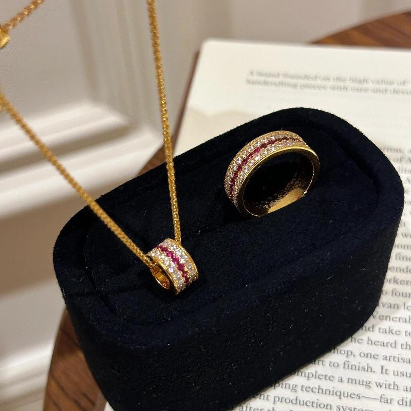 Product Introduction of Light Luxury High-Grade Mid-Ancient Style Color Inlaid Ruby Three-Row Drill Ring Necklace Fashion Luxury Elegant Outfit 1