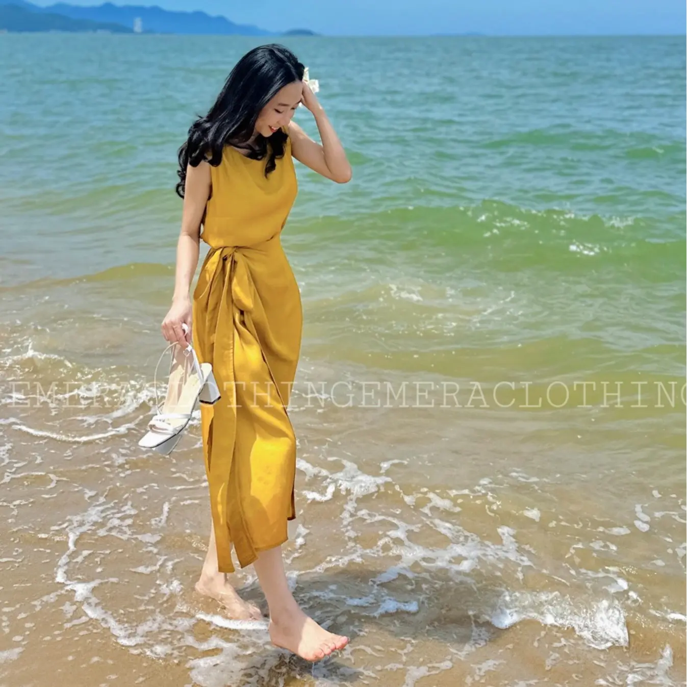 Váy Amour Dress màu Vàng Cổ thuyền xẻ tà, thắt eo tôn dáng chất lụa mềm mại, rút mồ hôi, chất vải dày dặn đi làm đi chơi đều xinh Nữ Nhung Ong Voan Voi Women đầm váy  thắt