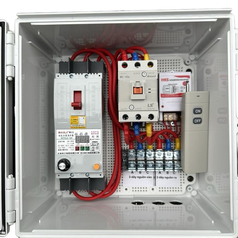  Tủ điện bất tắt từ xa 3km có bảo vệ mất pha bảo vệ quá tải và chống giật,khởi động từ lớn 65A cho máy bơm ,moto 11kw 15hp- 30kw 45hp   dùng 3 dây lửa không cần dây mát  thân vỏ tủ bằng nhựa côm bô zít chống mưa nắng chống dò điện ra vỏ 