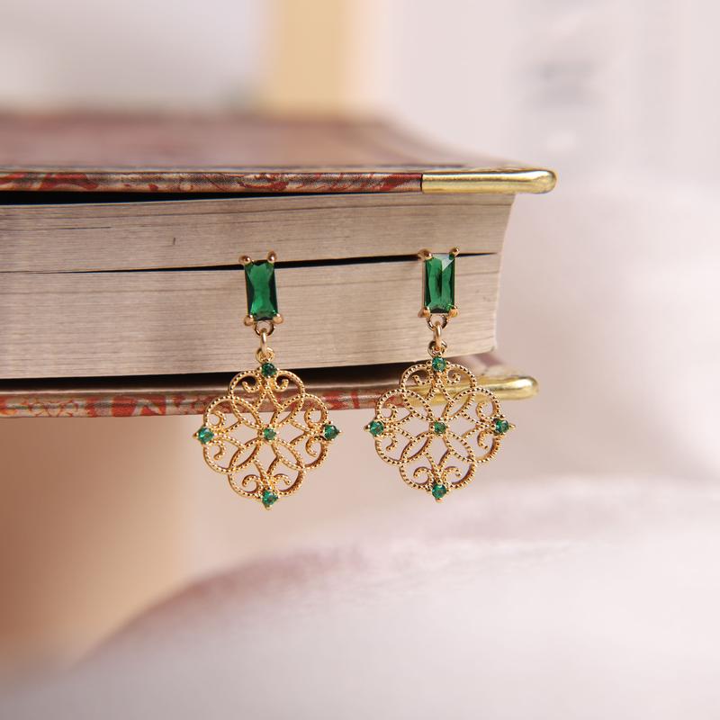 Product Introduction of Synthetic Zircon Inlaid Earrings, Classic Hollow Earrings, Women'S Retro Palace Earrings 2