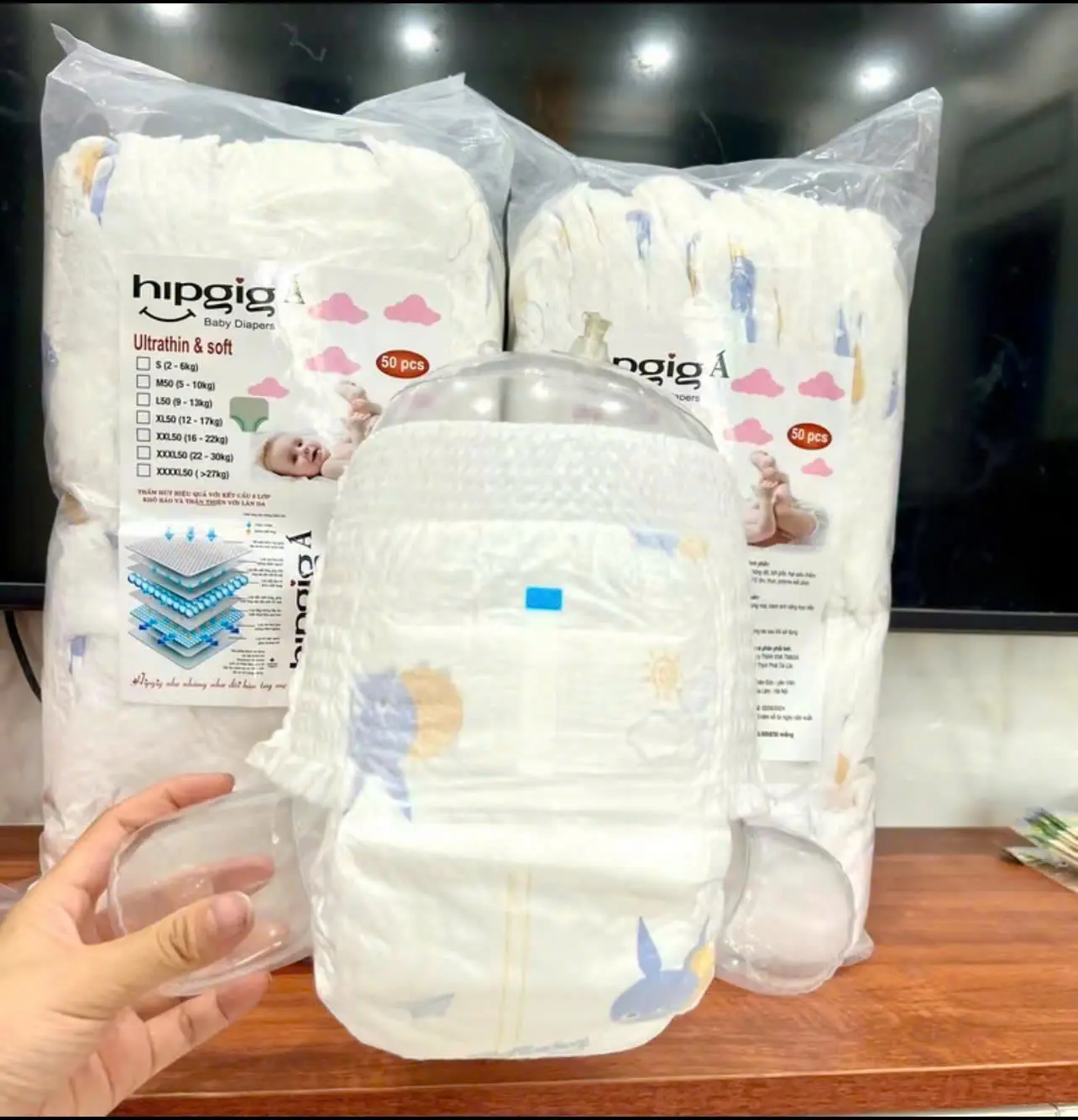 MM(  FOM XUÔNG )COM BO 100 CHIẾC BỈM HIP ,A , MỀM MỎNG , MẶT LƯỚI 4D, THẤM HÚT 500ML-700ML Cho Bé