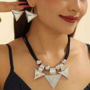Product Introduction of Fashion Trend Necklace Retro Hollow Flower Inlaid Diamond Valentine's Day Necklace Clavicle Chain Jewelry 3