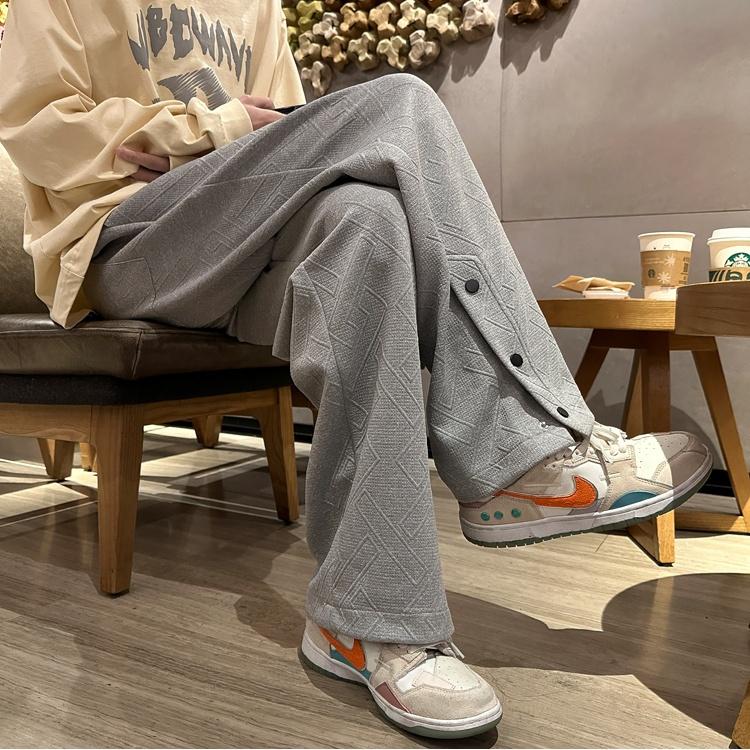 【Stok Tersedia】Celana Pria Model Tren Musim Semi 2025, Potongan Lurus dengan Desain Hip-Hop, Celana Panjang dengan Detail Belah, Berkualitas dan Penuh Karakter, Celana Olahraga Kerja Formal Dewasa Hitam Tartan Pendek