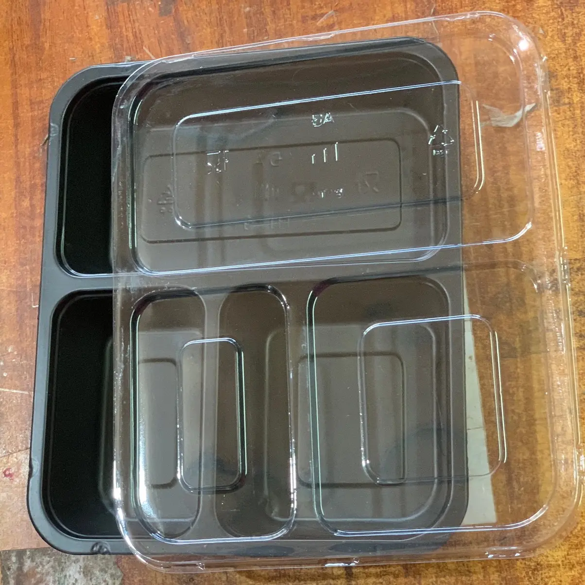 Khay nhựa đế đen 3 ngăn