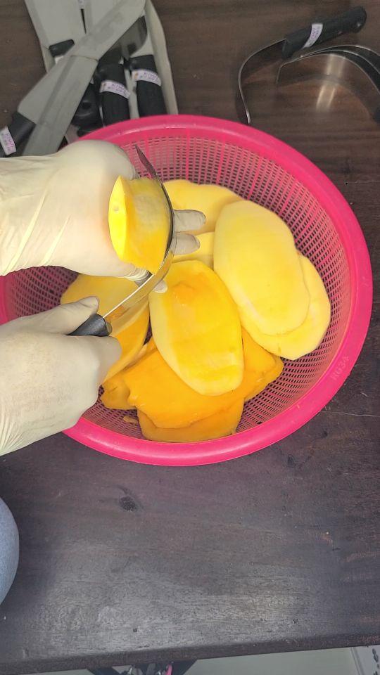 Product Introduction of Bộ 2 Dao Cong Tách Gọt Xoài công ty. Dao Thái Lan kiwi được tinh chỉnh chuyên phục vụ khâu ra thịt xoài, Tách gọt xoài công ty. 12