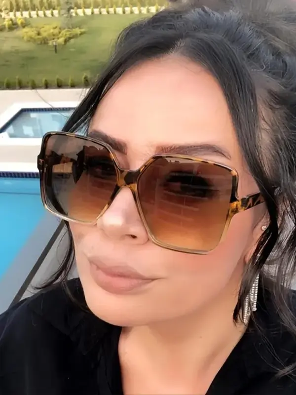 Women's Summer 2024 Elegant Oversized Square Frame Sunglasses, Trendy   Travel Essentials,  Casual Sunglasses for Everyday Use, Fashionable Accessories for Outdoor Activities, 1