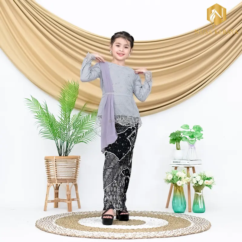 Setelan Baju Kebaya Anak Perempuan Bahan Brukat Tile Bordir Mutiara Set Rok Plisket Batik Anak Fashion 4