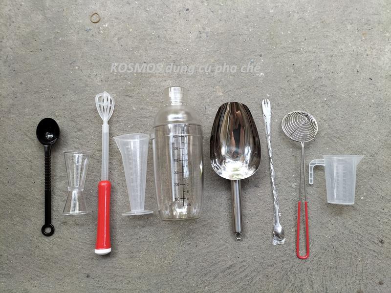 Bộ pha cà phê dạo 9 món yêu thích ( Bình lắc nhựa 500ml, xúc đá inox 4, thìa inox 26cm, sục nhựa, vợt chuôi đỏ, zigger nhựa 20/40cc, Ly đong 100ml, ca đong 100ml, thìa đong 10gr cà phê )