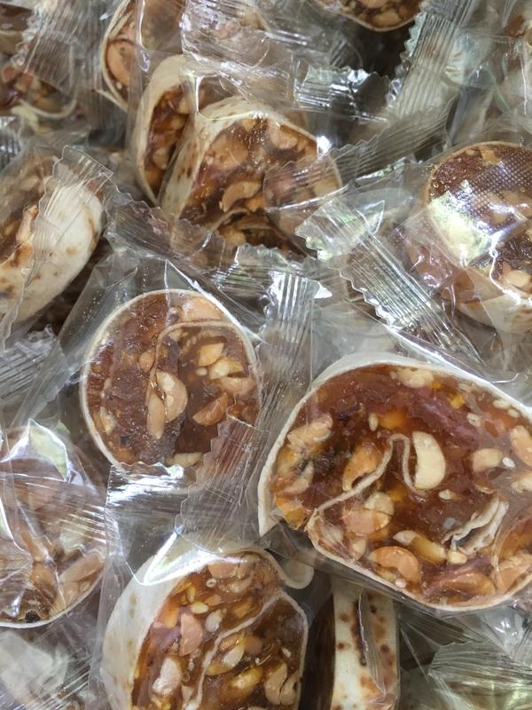 Kẹo khóm cuộn bánh tráng