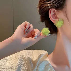 Anting Bunga Korea Kekinian Bahan Akrilik Hijau Putih Elegan Earrings Tidak Luntur Nyaman Dipakai Sehari-hari Cocok Untuk Acara Formal