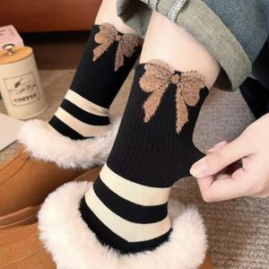 ถุงเท้าใหม่สำหรับผู้หญิง ดีไซน์ขนนกและหน้ายิ้ม ทรงกระบอก สไตล์เทรนด์สูง เซตหนึ่งร้อย เซต เกาหลีระดับพรีเมียม