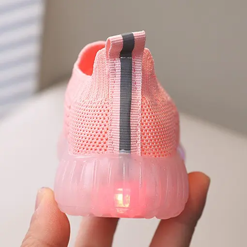Anak-anak berusia 1-8 tahun slip pada lampu flash sneaker bernapas sepatu sepatu flyknit LED soft bottom non-slip 7