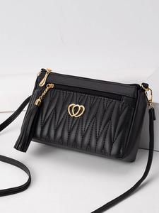 Bolsa cruzada de diseño acolchado con etiqueta de corazón metálico elegante para mujer, Bolsa de hombro de cuero PU a la moda para uso diario, Bolsa casual y versátil de alta calidad para el traslado diario