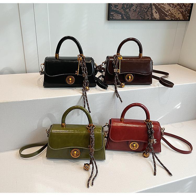 Túi xách nữ thời trang đeo chéo cầm tay tặng kèm móc khóa hàng quảng châu cao cấp T771 Bag Kem