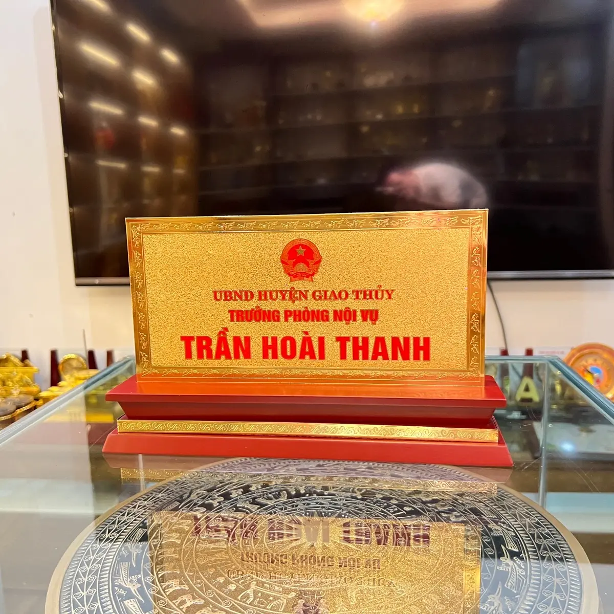 Biến chức danh đồng tấm mạ vàng
