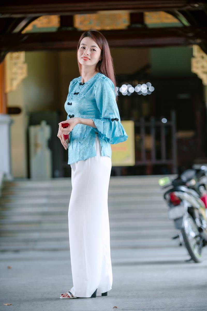 Product Introduction of SÉT ÁO LẺ,QUẦN LẺ  BÀ BA TAY LOE NÚT TÀU, CHẤT LIỆU GẤM 2 DA,QUẦN PLANTIN, QUẦN BẢN LƯNG PHÍA SAU, KẾT HỢP TÚI TRONG, PHONG CÁCH LỊCH LÃM SANG TRỌNG, TẶNG KÈM 1 CỘT TÓC XINH Nữ Women 51