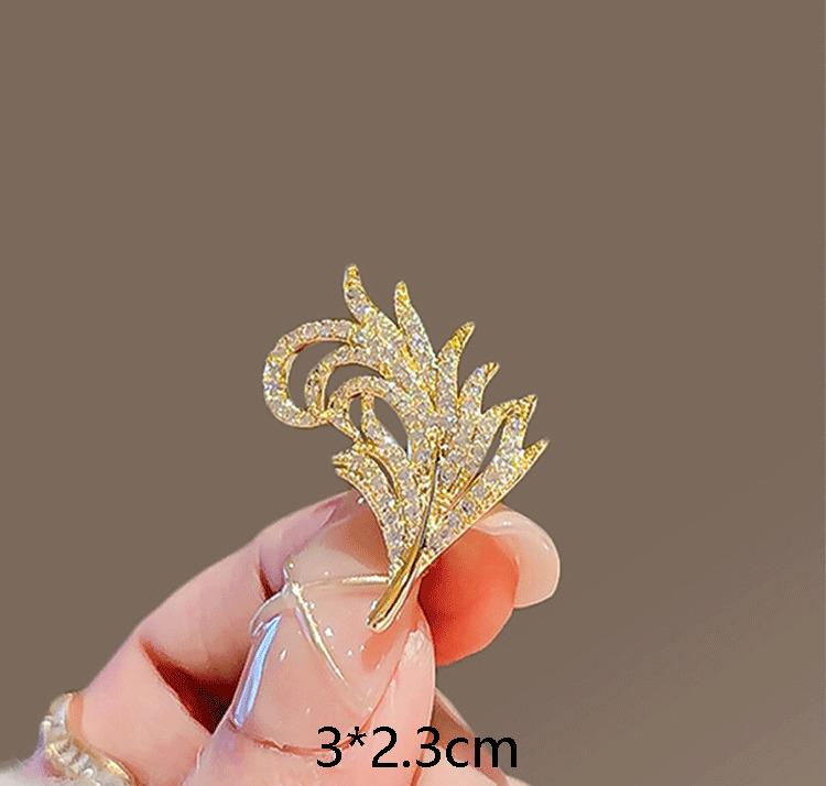 Product Introduction of Flower pearl studded diamond brooch anti glare buckle brooch chest flower small brooch 18