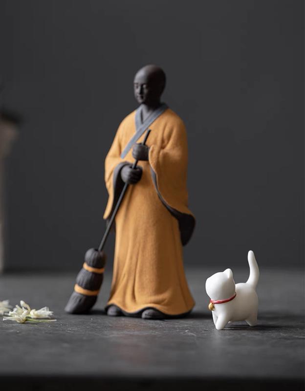 Sư Thầy Quét Lá Bình An , An Lành Decor Phòng Trang Trí Tiểu Cảnh tuong  phattrangtri non  bộ tượng  đá chú  tiểu đế hoa