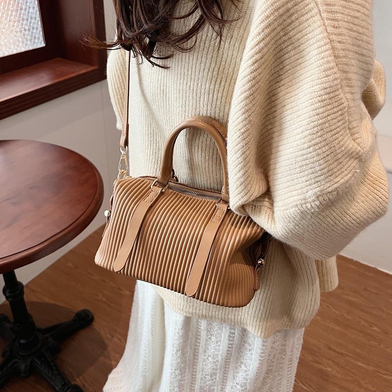 Product Introduction of High-quality Hand-held Bowling Bag Women's Autumn and Winter Simple and Fashionable Shoulder Bag Feeling Messenger Bag Bag 6609-521 12
