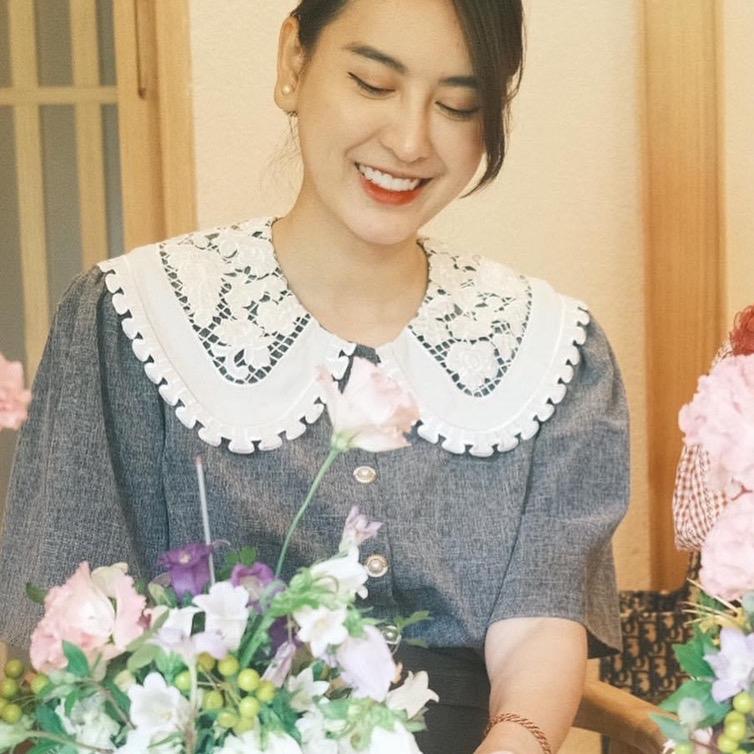 Áo sơ mi GHI CỔ HOA HỒNG, sơ mi Maison Leenaa màu ghi xám, cổ ren trắng xinh, khuy mạ đẹp, dáng xuông nhẹ, phong cách thanh lịch