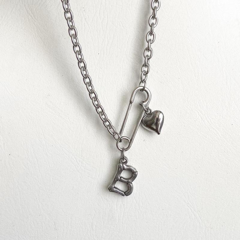 VÒNG CỔ SAFETY PIN NECKLACE HEART VERSION THÉP KHÔNG GỈ STAINLESS STEEL   CHỮ CÁI MOONFIRE