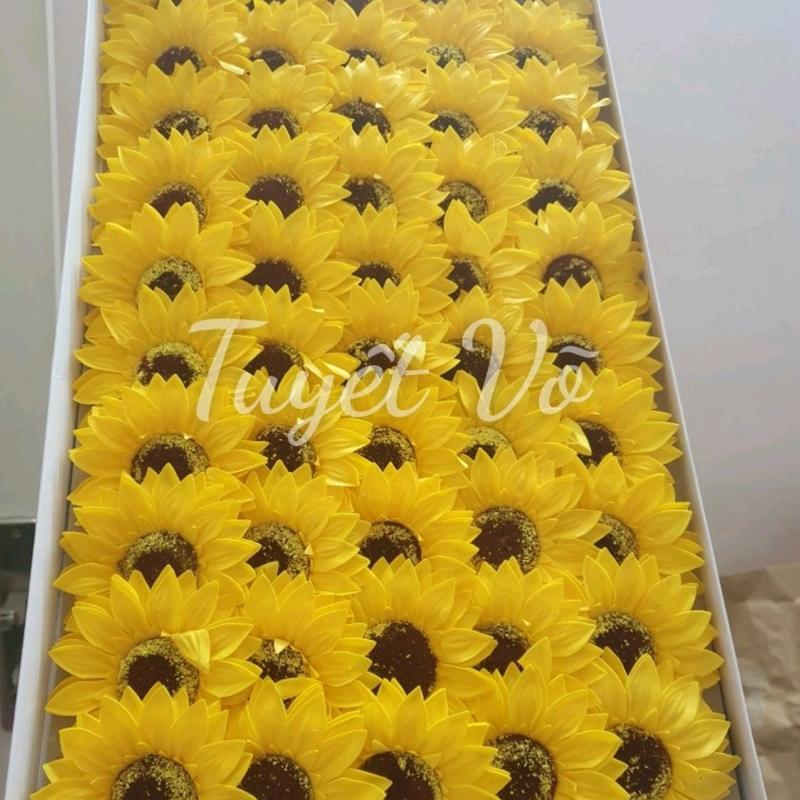 HỘP 50 BÔNG HOA HƯỚNG DƯƠNG SÁP THƠM KT HOA 8CM