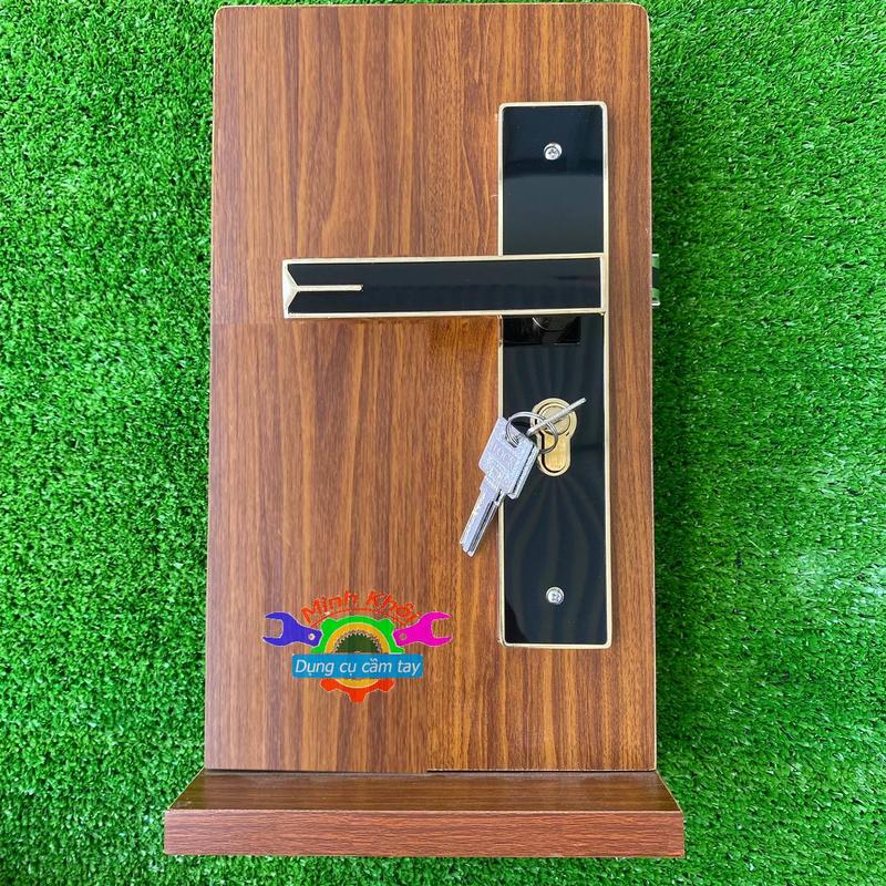 khoá tay gạt cao cấp ,màu vàng kim.sự kết hợp hoàn hảo giữa hợp kim nhôm và kính , dùng cho cửa đi ,cửa phòng, cửa vệ sinh, cửa vách ngăn,ruột khoá được làm vòng bi giúp mở cửa không gây tiếng ồn