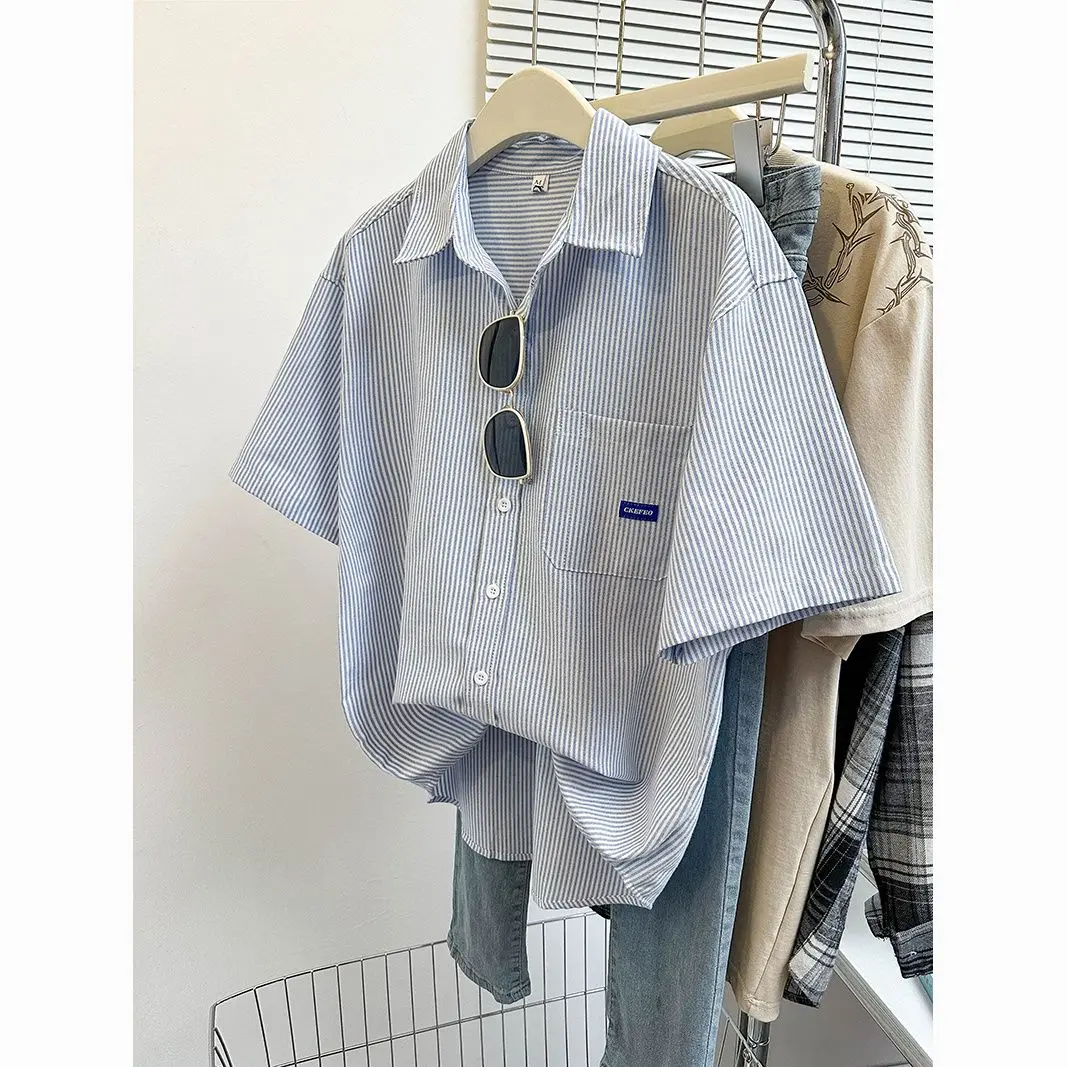 Áo Sơ Mi ngắn Tay Sọc Xanh Cổ Điển Nhật Bản, Unisex, Dáng Rộng Vừa Vặn, Áo Sơ Mi Phong Cách Hồng Kông, Áo Mặc Bên Ngoài Mới, Thích Hợp Cho Mùa Hè, Năm Phát Hành 2025
